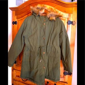 Green winter coat with fur lining and hood. 💚🌲💚